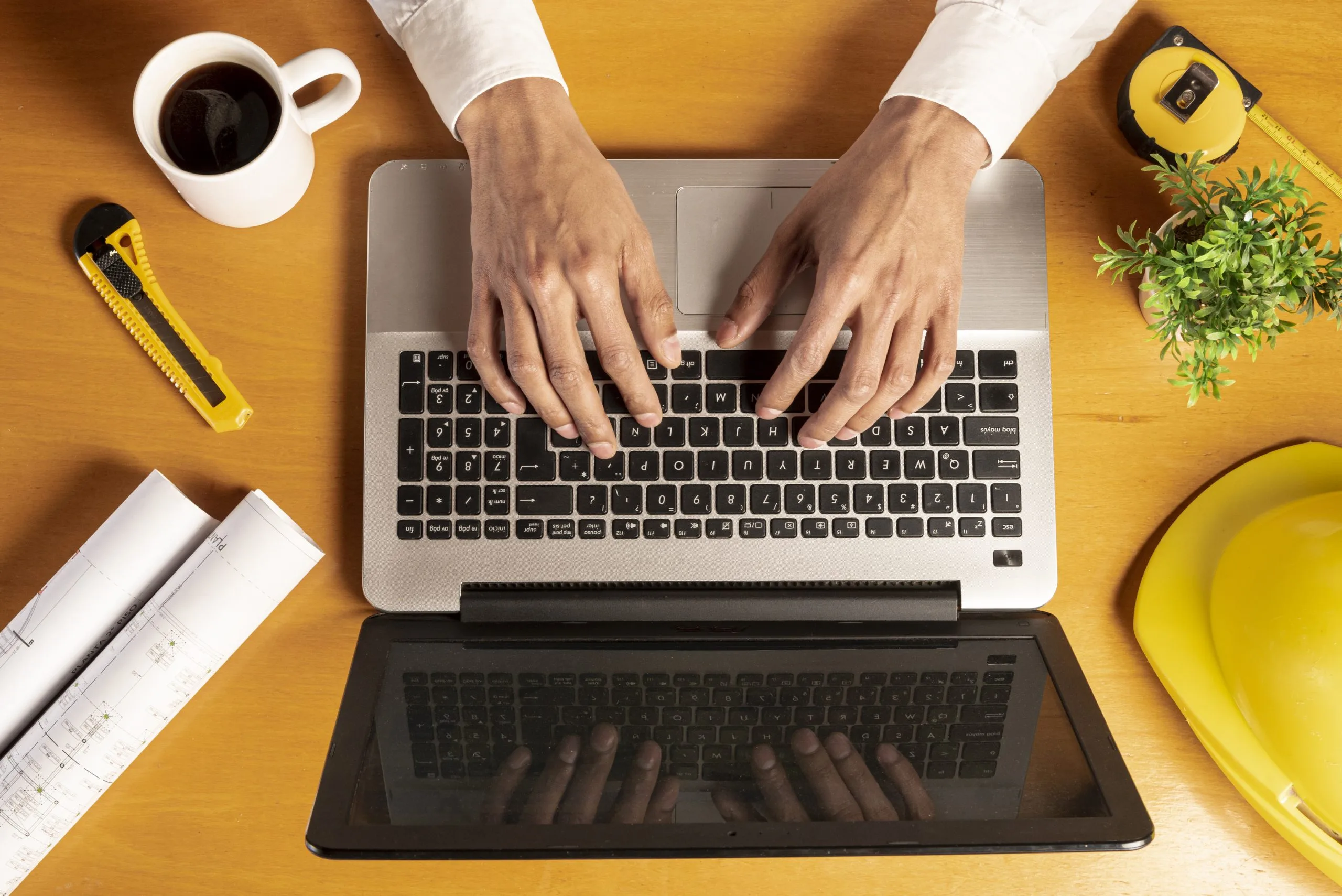 ordinateur-portable-vue-de-dessus-avec-cafe-et-articles-de-papeterie